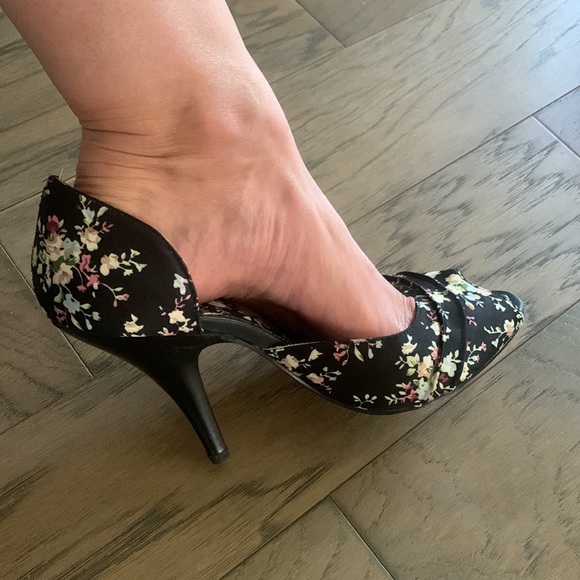 Vintage Kenneth Cole (Tribeca Production brand) open-toed stilettos. Size 9. - Picture 11 of 12